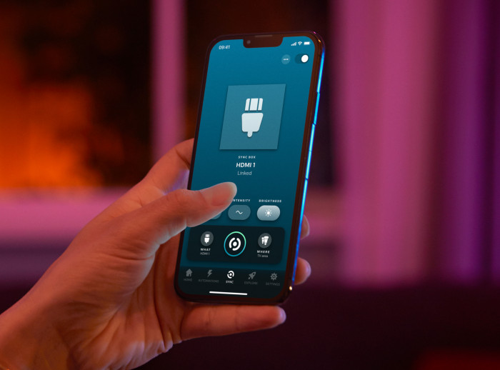 Neue Version der Hue-App intergriert Funktionen für die Philips Hue Play HDMI Sync Box (Bild: Signify)